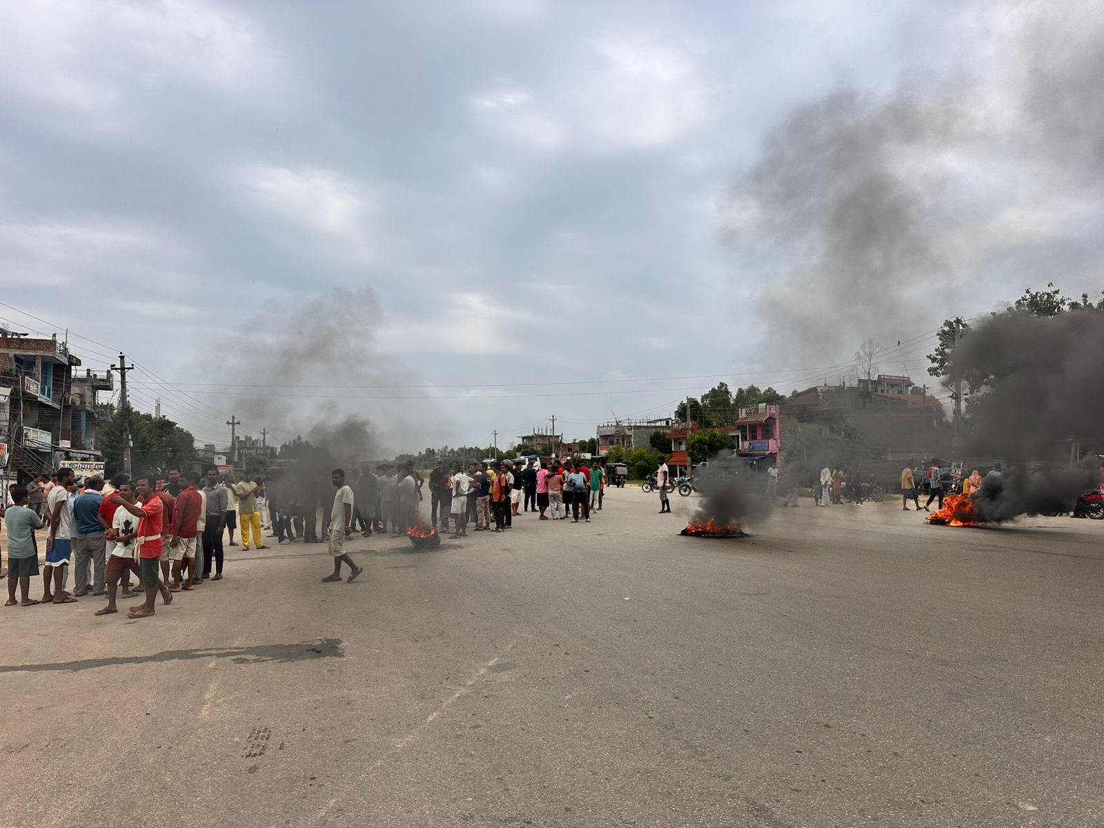 एमाले सांसद श्रेष्ठ र मेयर निवासमा आगजनीसँगै तोडफोड
